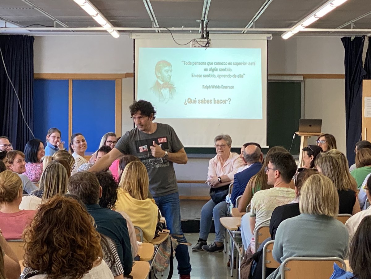 César Bona impartiendo una charla ante un grupo de asistentes en un taller